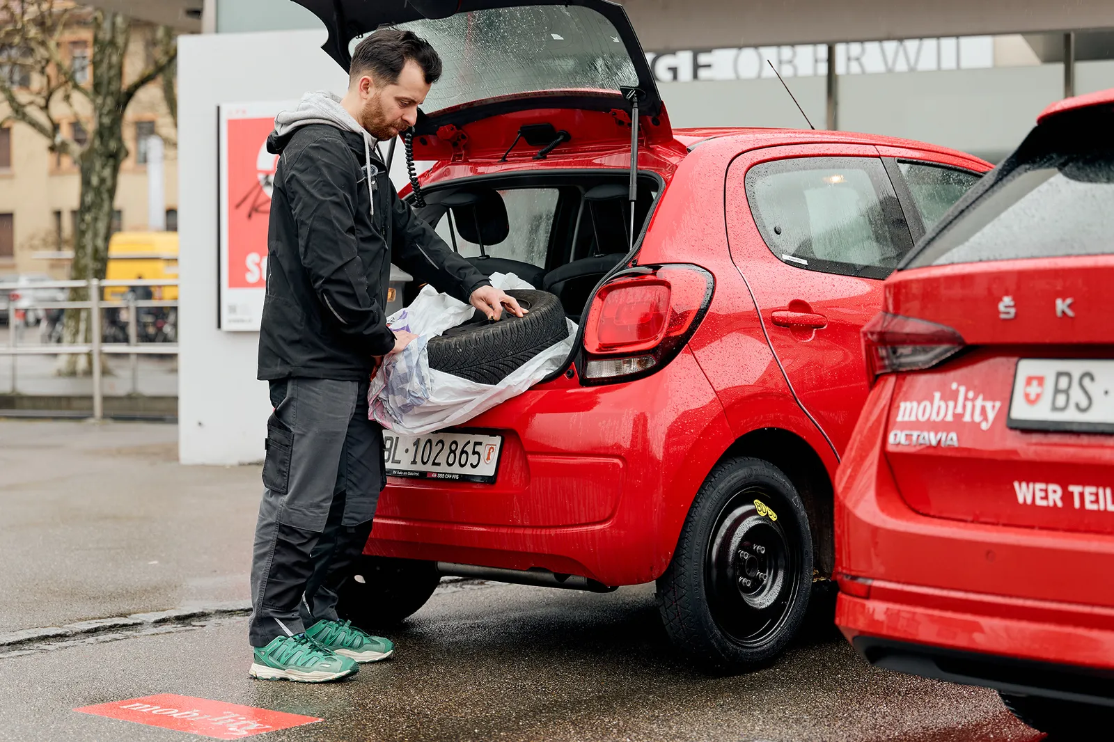 Voiture Mobility sur un pont élévateur dans un atelier.