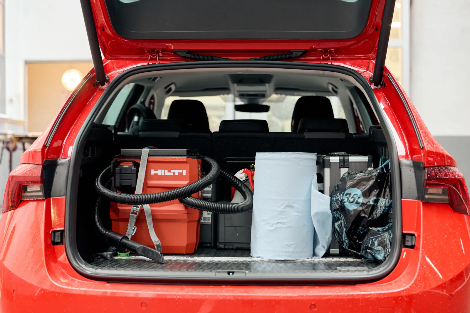 Outillage dans le coffre de la voiture d’un collaborateur du ServiceMobil.