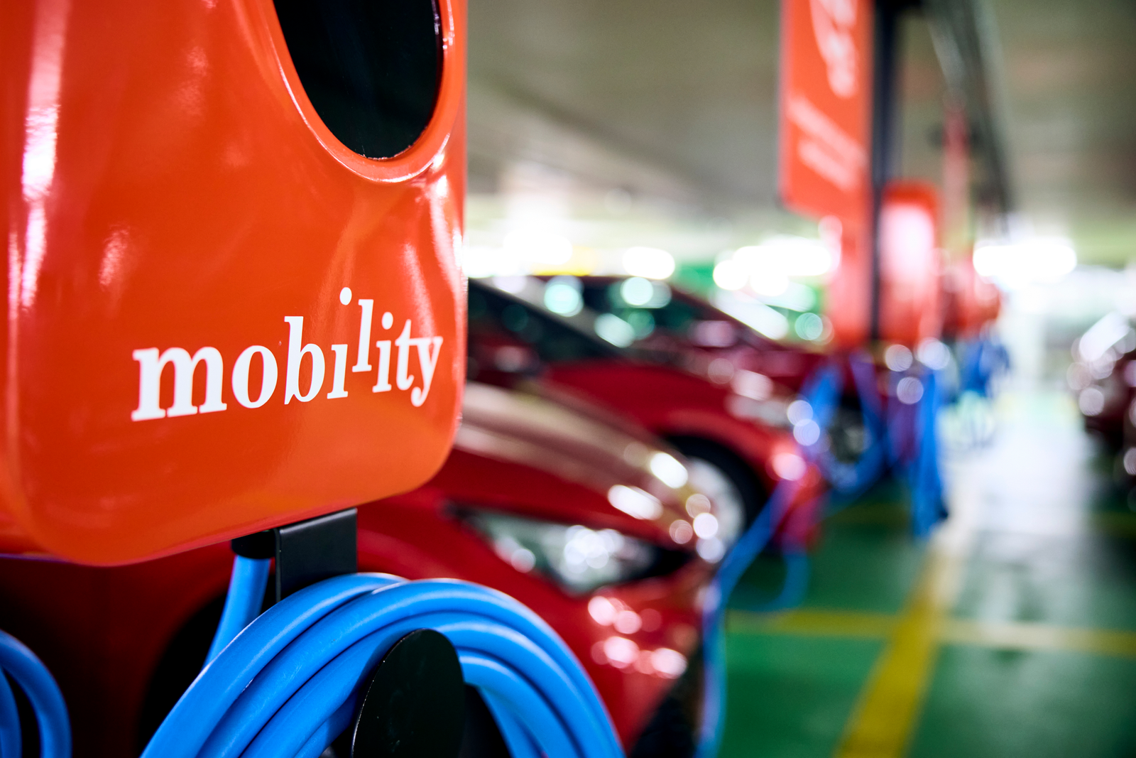 Bornes de recharge dans un parking souterrain