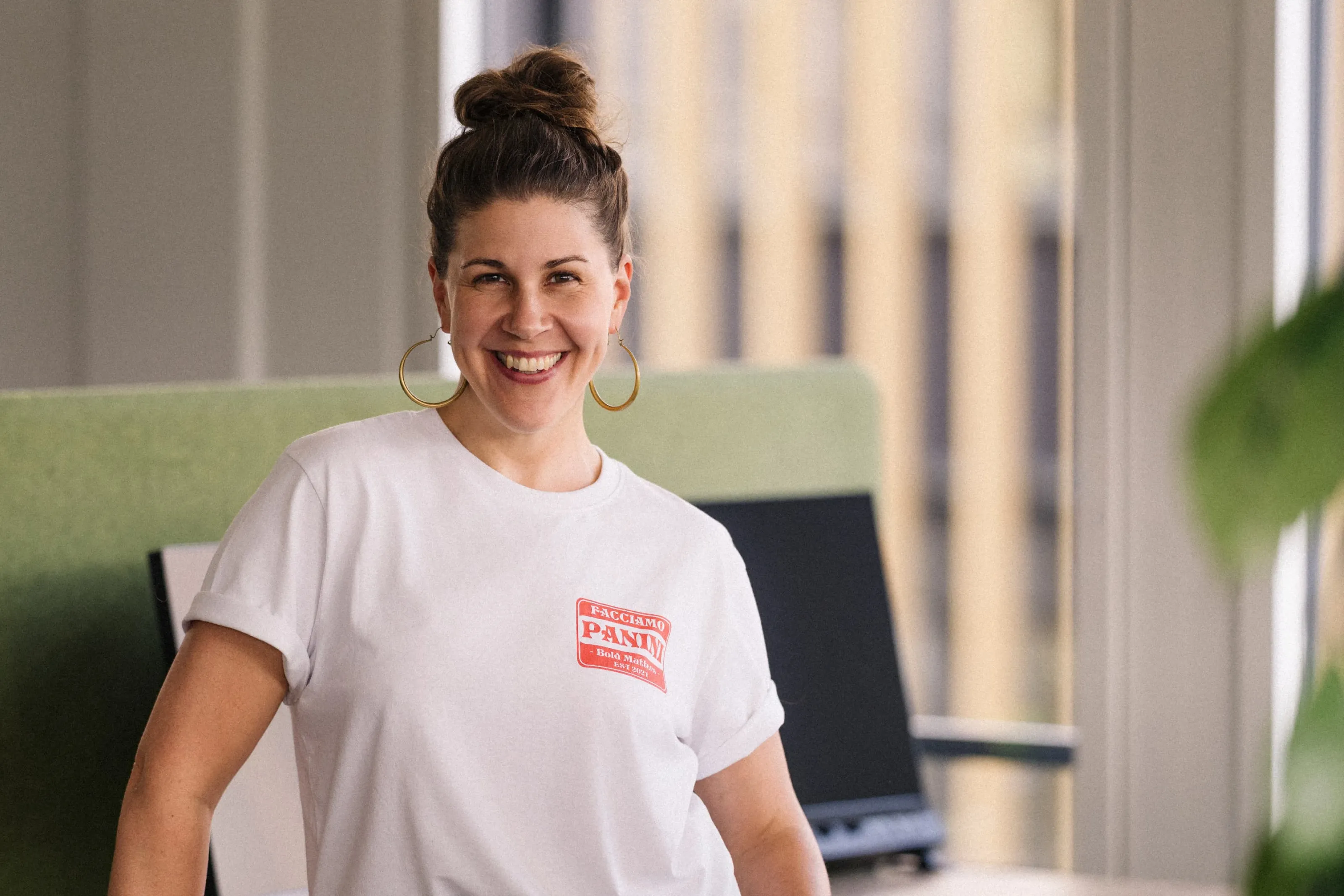 Noëlle Fischer sourit dans un bureau moderne et arbore un regard amical.